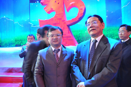 國家質(zhì)檢總局副局長劉平均在中央電視臺演播大廳 2012年3.15晚會直播現(xiàn)場與中國質(zhì)量檢驗協(xié)會企業(yè)工作部副主任王劍合影留念。