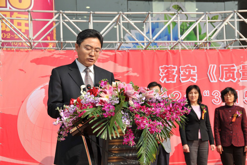 國家質(zhì)檢總局辦公廳副主任、中國質(zhì)量檢驗協(xié)會副理事長劉洪生在活動現(xiàn)場發(fā)布2012年皮鞋、衛(wèi)生巾兩類消費品產(chǎn)品質(zhì)量國家監(jiān)督抽查結(jié)果和2011年汽車產(chǎn)品缺陷信息投訴基本情況。
